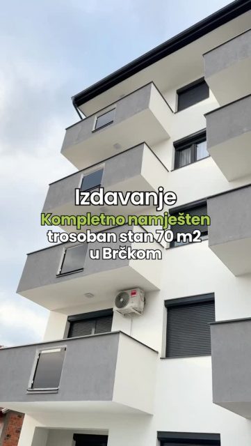 ✔️Izdavanje ✔️Kompletno namješten trosoban stan ✔️Nova gradnja ✔️70m² ✔️ Mirno i uređeno naselje ✔️ Sprat: III (zgrada sa liftom) ✔️ Dnevna soba sa kuhinjom i trpezarijom ✔️ Dvije spavaće sobe ✔️ Kupatilo ✔️ Hodnik ✔️ Balkon ✔️ Kompletno nov i namješten ✔️ PVC stolarija sa roletnama ✔️ Podno etažno grijanje ✔️ Keramičke pločice kroz stan ✔️ Kvalitetna sanitarija u kupatilu ✔️ Zgrada sa liftom

Za više informacija i zakazivanje obilaska, kontaktirajte nas. Vaš ključ za savršeni dom čeka! 🔑💫

📩 Pišite u DM za više informacija!

🔑 Broj Nekretnine/ ID: 2599/EN.
 🚫 Sve naše usluge za kupce su besplatne!

Kontakt:
📱 Mobilni: 066/900-222 i 066/900-333
🌐 www.emporium-nekretnine.com

📍Posjetite nas:
Agencija za poslovanje nekretninama
Ive Andrića br.11, 76100 Brčko distrikt, BiH

📷 Pogledajte fotografije i rezervišite svoj termin za razgledanje!

Mjesto gdje budućnost nije briga. Samo uživanje. 🏡✨