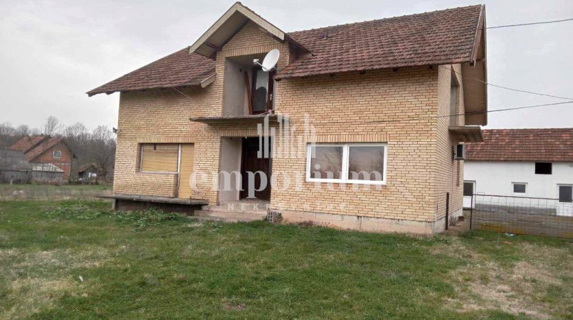 Kuća sa pomoćnim objektima na parceli od 10000m2 ID:2263/EN