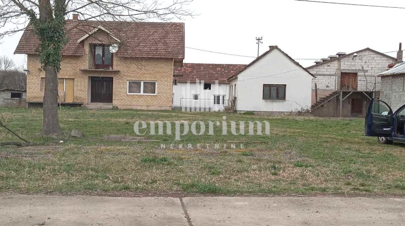 Kuća sa pomoćnim objektima na parceli od 10000m2 ID:2263/EN