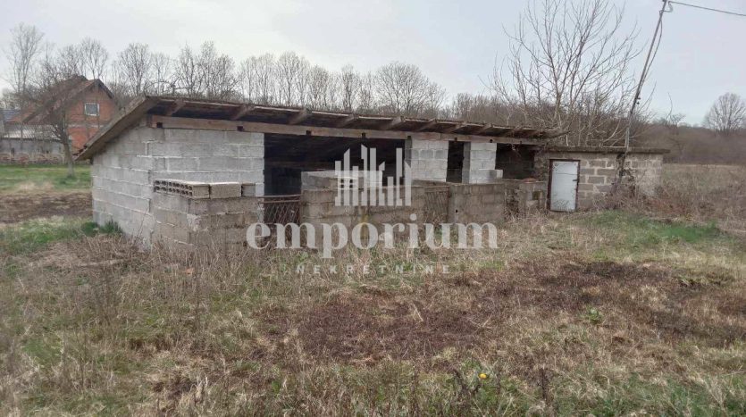 Kuća sa pomoćnim objektima na parceli od 10000m2 ID:2263/EN