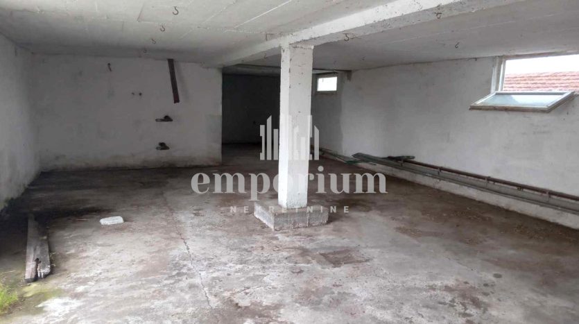 Kuća sa pomoćnim objektima na parceli od 10000m2 ID:2263/EN