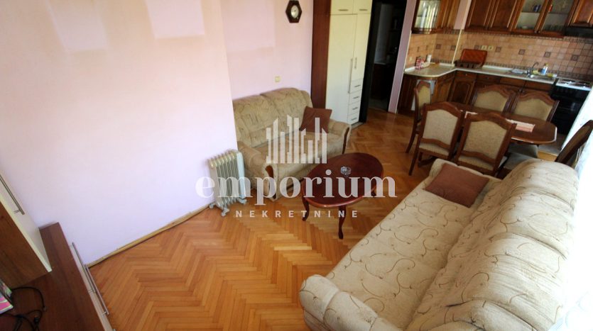 Polunamješten trosoban stan u centru grada, 60m2 ID:2340/EN