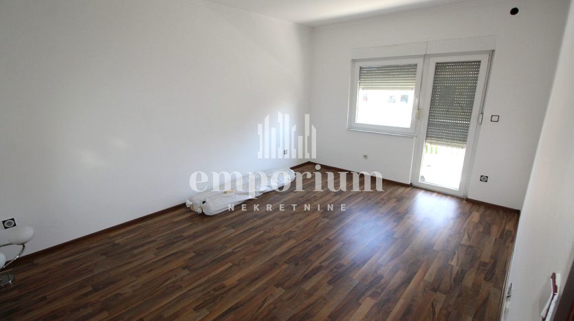 Kuća spratnosti Pr+1S, na parceli površine 312m2 ID:2344/EN