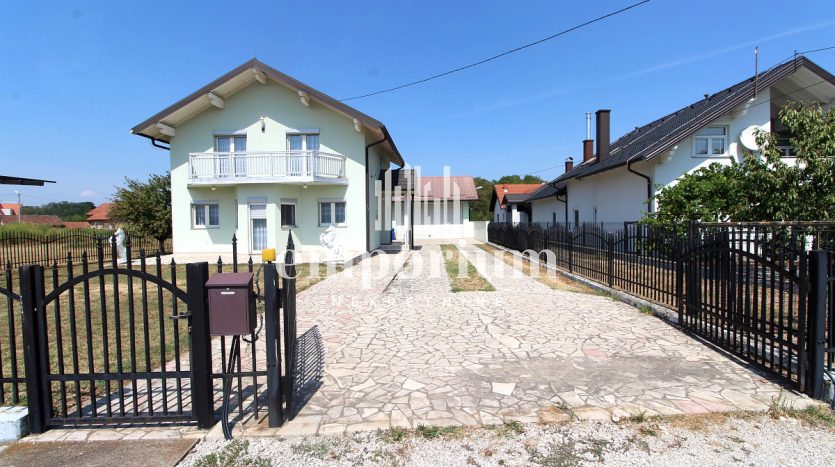 Kuća spratnosti Pr+1S, na parceli površine 3586m2 ID:2349/EN