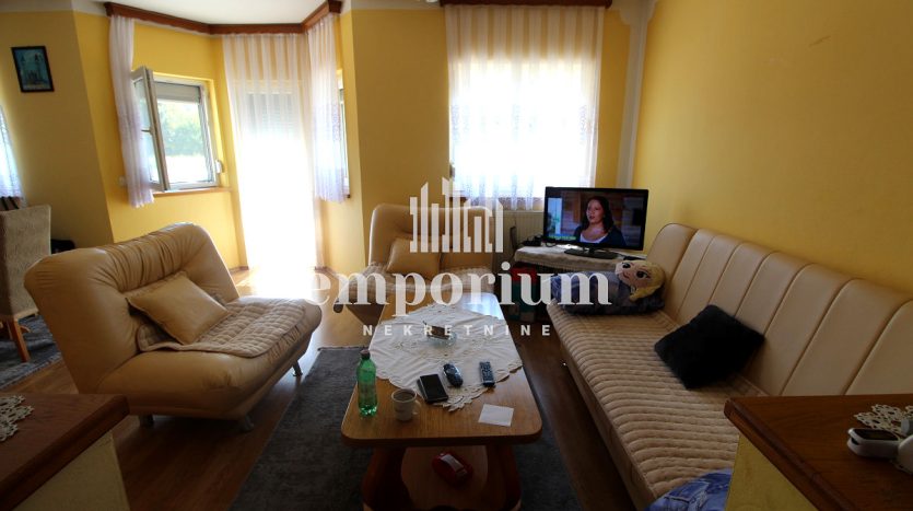 Kuća spratnosti Pr+1S, na parceli površine 3586m2 ID:2349/EN