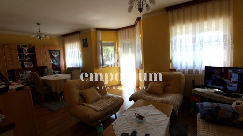 Kuća spratnosti Pr+1S, na parceli površine 3586m2 ID:2349/EN