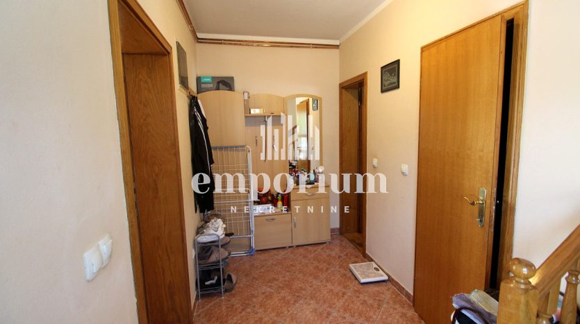 Kuća spratnosti Pr+1S, na parceli površine 3586m2 ID:2349/EN