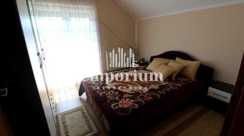 Kuća spratnosti Pr+1S, na parceli površine 3586m2 ID:2349/EN