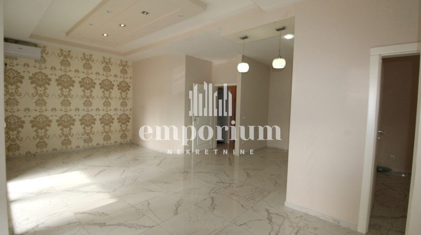 Useljiv trosoban stan u novogradnji ID:2217/EN