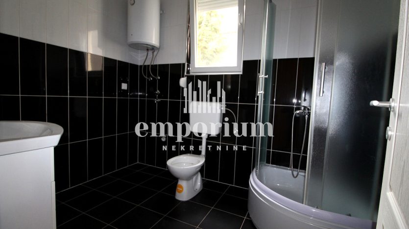 Useljiv trosoban stan u novogradnji ID:2217/EN