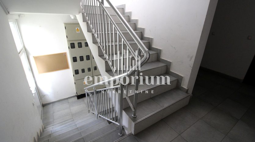 Useljiv trosoban stan u novogradnji ID:2217/EN