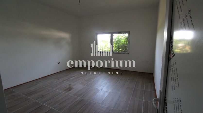 Stambeno-poslovni objekat, 444m2 ID:2327/EN